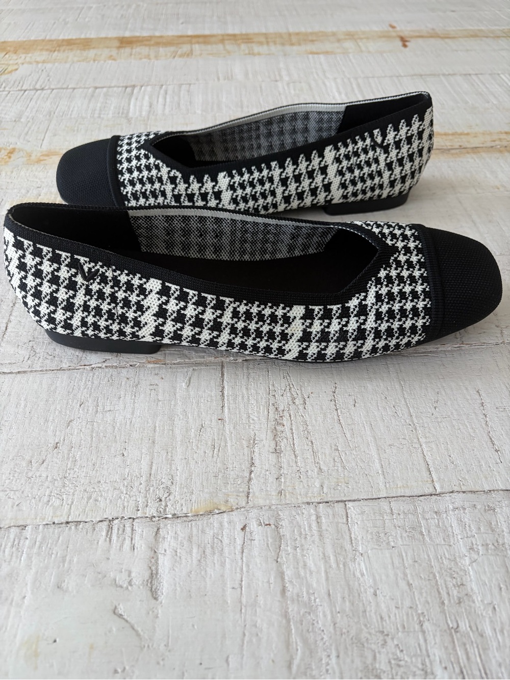 Vivaia Margot Square Toe V-Cut Flats EU size 40 US 9 Houndstooth Plaid Cap Toe